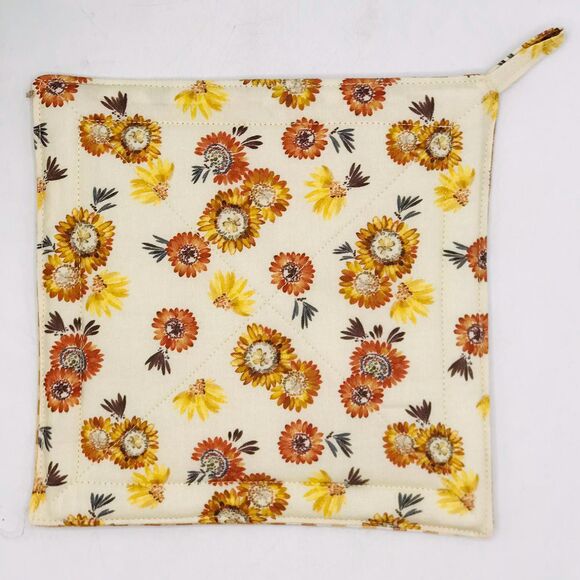 Set of 2 Square Potholders Neutral Creams Strawflowers Cottage Baking Set 7x7 - Picture 5 of 5